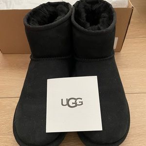 UGG Classic Mini II Boot Black Women’s Size 5